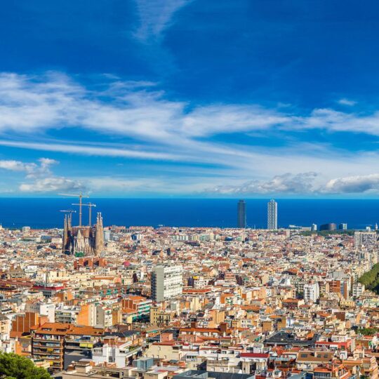 https://educacioncomprometida2026.es/wp-content/uploads/2025/05/skyline-barcelona-540x540.jpg